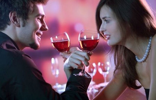 Resultado de imagem para foto casal  bebendo vinho