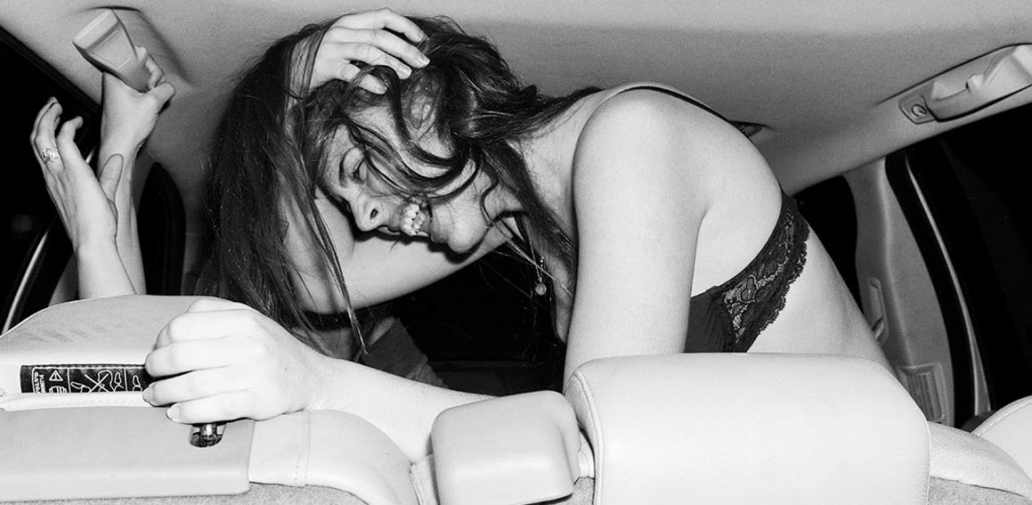 Молодой водитель дерет раком брюнетку Эшли Адамс в салоне авто - секс порно видео
