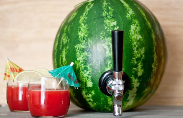 Transformando uma melancia em um recipiente para drinks