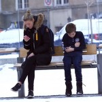Experimento: Garotinho passa frio em ponto de ônibus da Noruega. Será que alguém ajudou?