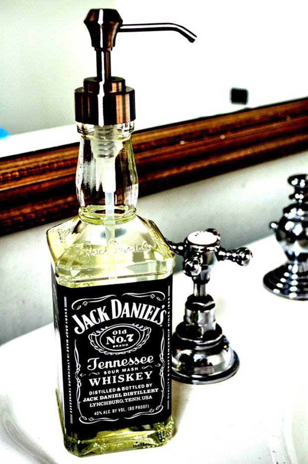 Garrafa de Whiskey Jack Daniel’s se transformando em um dispenser para sabonete líquido.