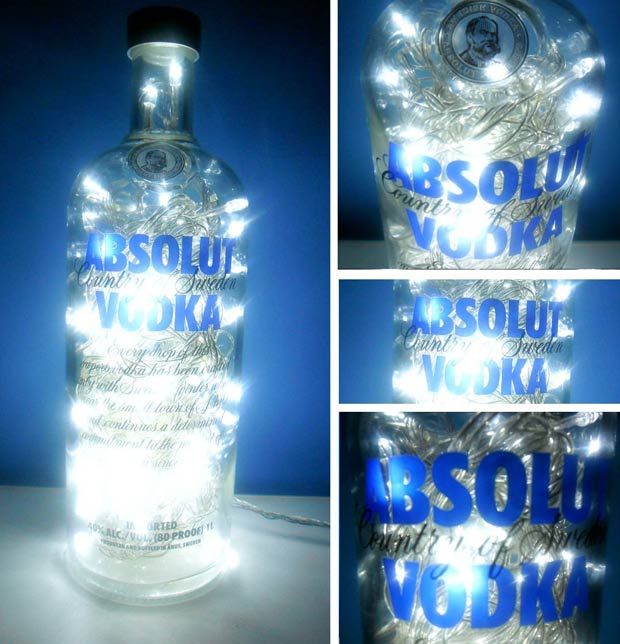 Luminária com pisca-pisca dentro de uma garrafa de vodka ABSOLUT.