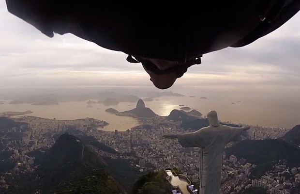 Um voo arriscado de Wingsuit pelo Rio de Janeiro