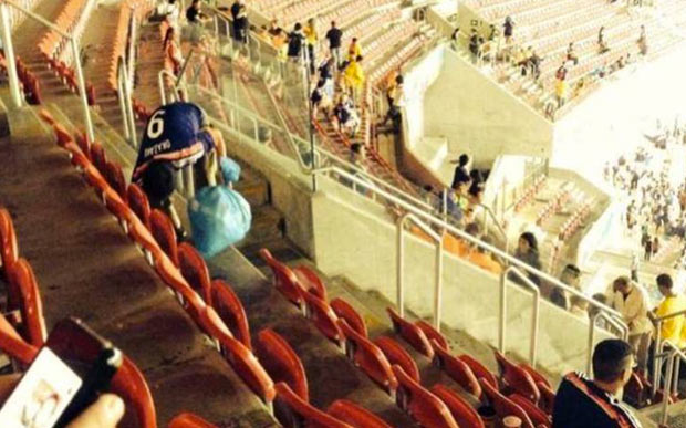Japoneses recolhem o próprio lixo após jogo do Japão na Arena Pernambuco