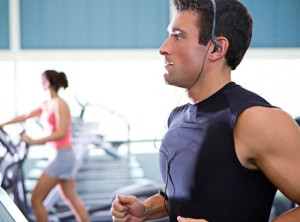 Ouvir música melhora desempenho durante realização de exercícios físicos, segundo estudo.