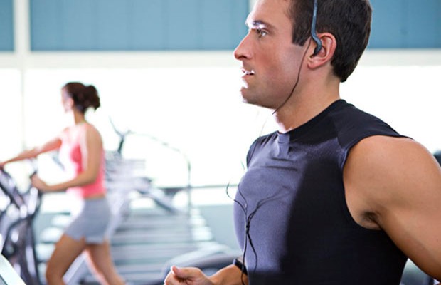 Ouvir música melhora desempenho durante realização de exercícios físicos, segundo estudo.