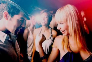 10 maneiras de flertar ou até acordar acompanhado depois da balada | Tudo Para Homens