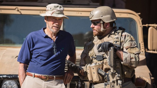 Mestre Eastwood transmitindo sabedoria no set e destilando sua visão da guerra.