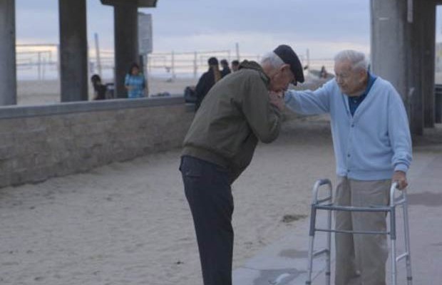 70 anos depois, sobrevivente do holocausto reencontra soldado que o libertou.