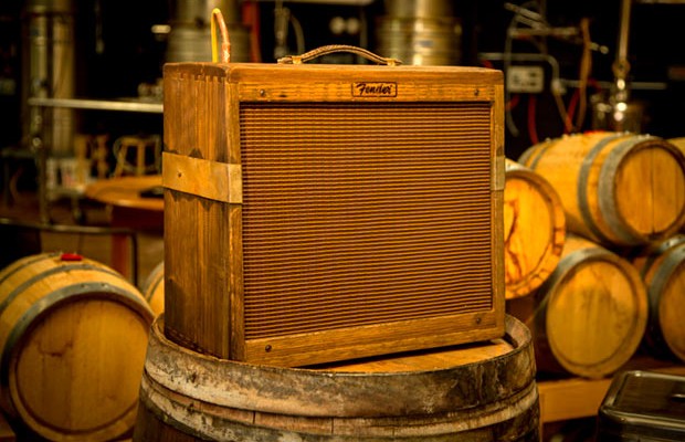Fender transforma barril de whiskey em amplificador