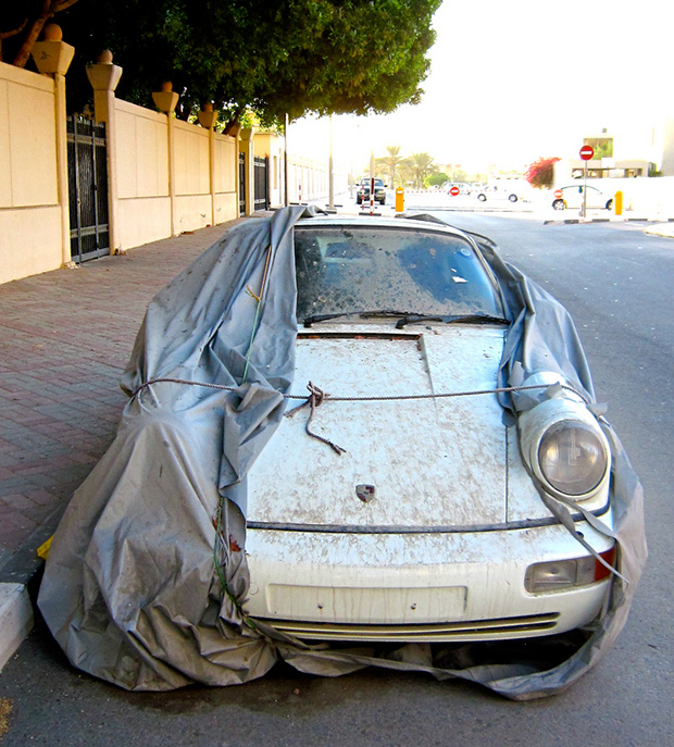 Porsche abandonado em Dubai