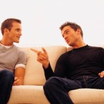 amigos-bate-papo-conversa-informal-homens-sentados-no-sofa