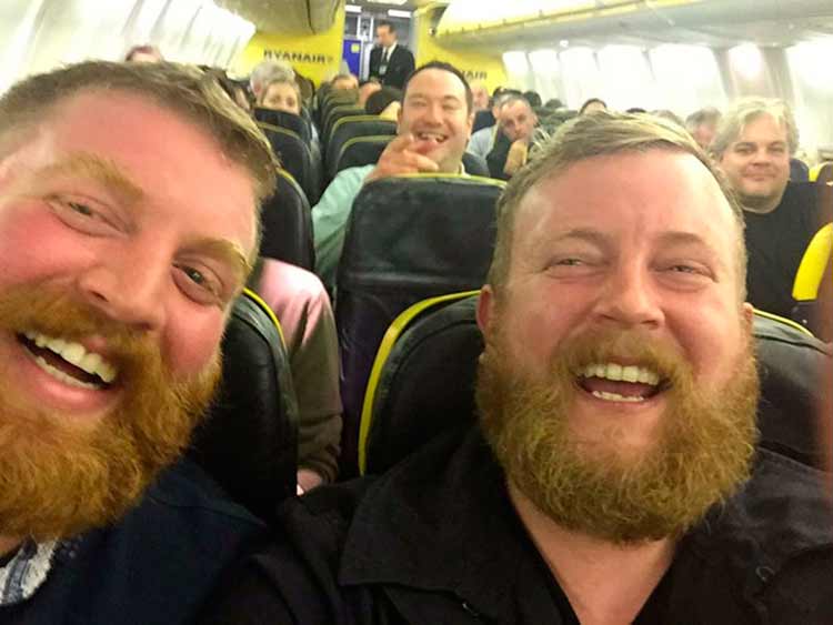 Passageiro senta no avião ao lado de um estranho que é idêntico a ele!