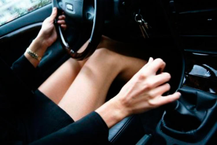 woman-driving