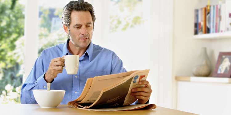 homem-lendo-jornal
