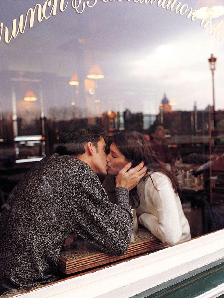 foto-casal-beijando-cafe